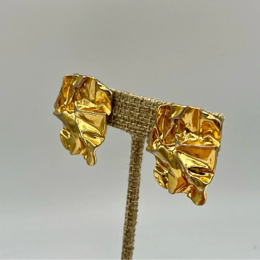 Chunky vintage gold tone clip on earrings geometric abstract crinkled boxy 1980s - Picture 6 of 7